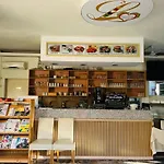 Loving Hut & Restaurant 招待所 *