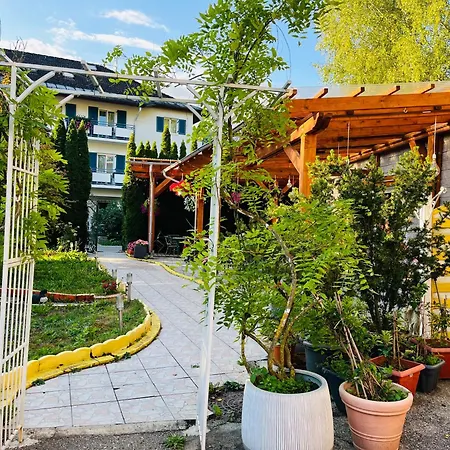 Guest house Loving Hut & Vegan Restaurant