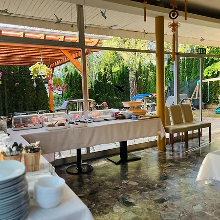 Loving Hut & Restaurant Penzion *