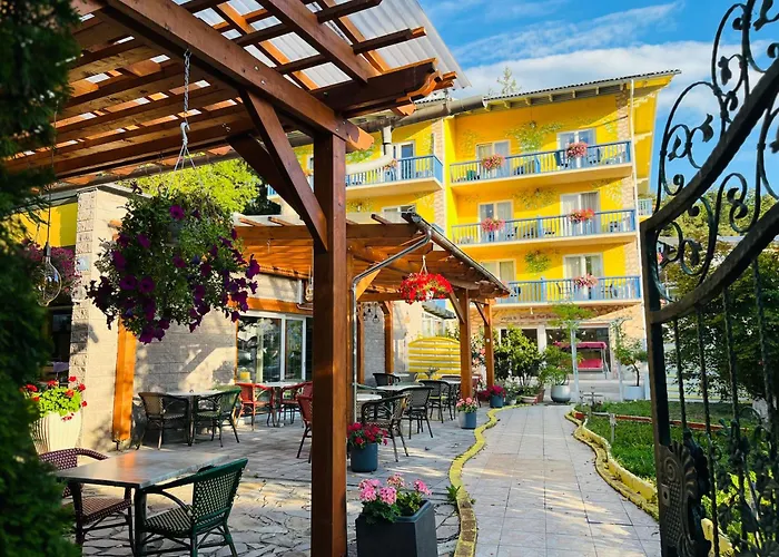 Loving Hut & Restaurant Guest house *